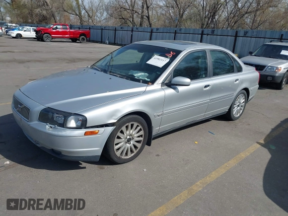 2004 Volvo S80 with VIN YV1TS91Z341351679, listed as a IAAI auction lot 41982117 with 116,217 mi miles. Bid and sale history available at carsss.com. Image 2.