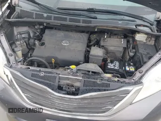2011 Toyota Sienna XLE AAS z VIN 5TDYK3DC9BS114078, wystawiony jako IAAI lot #42434853 z przebiegiem 301 384 mil mil oraz . Historia ofert i sprzedaży dostępna na DreamBid. Obrazek 10.
