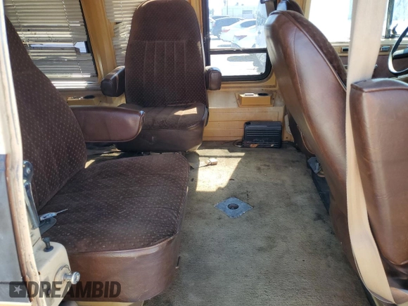 1985 Chevrolet Chevy Van z VIN 1GBEG25HXF7160399, wystawiony jako Copart lot #64115004 z przebiegiem 40 895 mil mil oraz Czysty tytuł • Clean title. Historia ofert i sprzedaży dostępna na DreamBid. Obrazek 11.