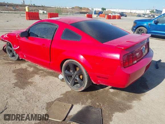 2007 Ford Mustang Deluxe z VIN 1ZVFT80N875370716, wystawiony jako IAAI lot #42006779 z przebiegiem 149 895 mil mil oraz . Historia ofert i sprzedaży dostępna na DreamBid. Obrazek 3.