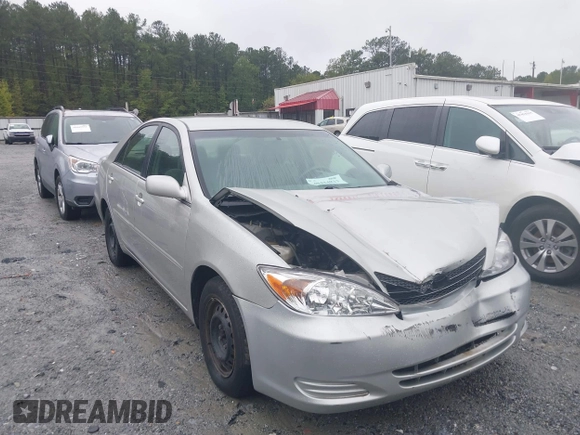 2004 Toyota Camry LE z VIN 4T1BE32KX4U842784, wystawiony jako IAAI lot #40434823 z przebiegiem 119 021 mil mil oraz . Historia ofert i sprzedaży dostępna na DreamBid. Obrazek 1.
