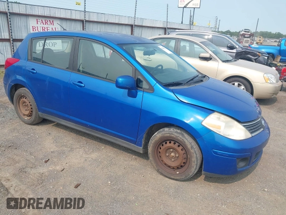 2007 Nissan Versa S z VIN 3N1BC13E87L367967, wystawiony jako IAAI lot #42412791 z przebiegiem 239 800 mil mil oraz . Historia ofert i sprzedaży dostępna na DreamBid. Obrazek 1.