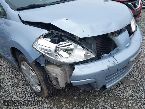 2011 Nissan Versa S z VIN 3N1BC1CP8BL460398, wystawiony jako IAAI lot #41754069 z przebiegiem 239 363 mil mil oraz . Historia ofert i sprzedaży dostępna na DreamBid. Obrazek 6.