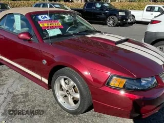 2004 Ford Mustang GT Deluxe z VIN 1FAFP45XX4F150757, wystawiony jako Copart lot #47502605 z przebiegiem 43 827 mil mil oraz Tytuł czysty. Historia ofert i sprzedaży dostępna na DreamBid. Obrazek 1.