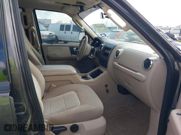 2006 Ford Expedition Special Service with VIN 1FMPU15526LA94611, listed as a IAAI auction lot 41496477 with 171,574 mi miles. Bid and sale history available at carsss.com. Image 5.