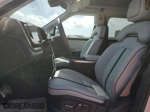 2023 Rivian R1T Adventure z VIN 7FCTGBAA5PN028668, wystawiony jako Copart lot #61126184 z przebiegiem 2337 mil mil oraz Szkody całkowita. Historia ofert i sprzedaży dostępna na DreamBid. Obrazek 7.
