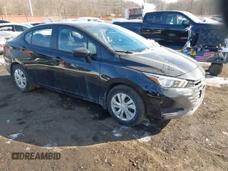 2024 Nissan Versa S z VIN 3N1CN8DVXRL835996, wystawiony jako IAAI lot #41397476 z przebiegiem 13 906 mil mil oraz . Historia ofert i sprzedaży dostępna na DreamBid. Obrazek 1.