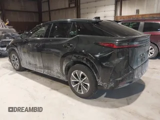2024 Lexus RZ 300e Premium z VIN JTJABABB4RA001496, wystawiony jako IAAI lot #41402646 z przebiegiem 4 819 mil mil oraz . Historia ofert i sprzedaży dostępna na DreamBid. Obrazek 3.