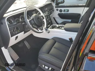 2024 Rolls-Royce Cullinan Black Badge z VIN SLATV8C02RU225252, wystawiony jako Copart lot #78709474 z przebiegiem 1479 mil mil oraz Nie do naprawy. Historia ofert i sprzedaży dostępna na DreamBid. Obrazek 7.