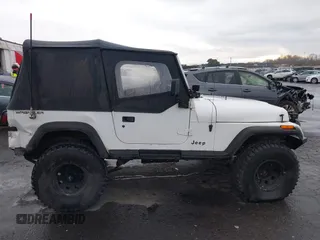 1992 Jeep Wrangler with VIN 2J4FY29S8NJ549602, listed as a IAAI auction lot 41471853 with 324,194 mi miles. Bid and sale history available at carsss.com. Image 13.