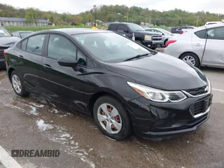2017 Chevrolet Cruze LS z VIN 1G1BC5SM1H7114453, wystawiony jako IAAI lot #42066561 z przebiegiem 101 870 mil mil oraz . Historia ofert i sprzedaży dostępna na DreamBid. Obrazek 1.