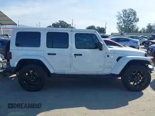 2021 Jeep Wrangler Unlimited Sahara z VIN 1C4JJXP6XMW765398, wystawiony jako IAAI lot #41592185 z przebiegiem 26 834 mil mil oraz . Historia ofert i sprzedaży dostępna na DreamBid. Obrazek 13.