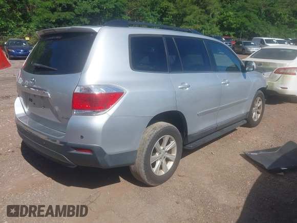 2011 Toyota Highlander z VIN 5TDBK3EHXBS050777, wystawiony jako IAAI lot #42305251 z przebiegiem Nie podano mil oraz . Historia ofert i sprzedaży dostępna na DreamBid. Obrazek 4.