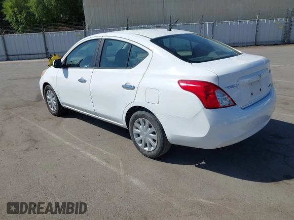 2012 Nissan Versa SV z VIN 3N1CN7APXCL925673, wystawiony jako IAAI lot #42533456 z przebiegiem 100 367 mil mil oraz . Historia ofert i sprzedaży dostępna na DreamBid. Obrazek 3.