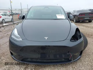 2025 Tesla Model Y Long Range with VIN 7SAYGDEEXSF266143, listed as a IAAI auction lot 41905813 with 776 mi miles and . Bid and sale history available at carsss.com. Image 13.