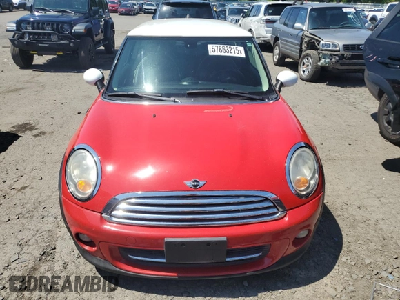 2011 MINI Hardtop z VIN WMWSU3C52BT099618, wystawiony jako Copart lot #57863215 z przebiegiem 98 302 mil mil oraz Tytuł czysty. Historia ofert i sprzedaży dostępna na DreamBid. Obrazek 5.