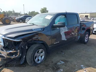 2019 Ram 1500 Big Horn z VIN 1C6RRFFGXKN709911, wystawiony jako IAAI lot #40337177 z przebiegiem 124 338 mil mil oraz . Historia ofert i sprzedaży dostępna na DreamBid. Obrazek 18.
