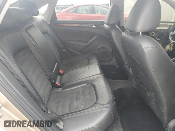 2015 Volkswagen Passat SEL Premium z VIN 1VWCV7A3XFC030563, wystawiony jako Copart lot #56851175 z przebiegiem 217 343 mil mil oraz Szkoda całkowita • Salvage title. Historia ofert i sprzedaży dostępna na DreamBid. Obrazek 10.