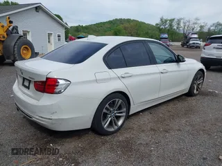 2013 BMW 3 Series 328i xDrive z VIN WBA3B3C50DJ810290, wystawiony jako IAAI lot #42188744 z przebiegiem 137 493 mil mil oraz . Historia ofert i sprzedaży dostępna na DreamBid. Obrazek 4.
