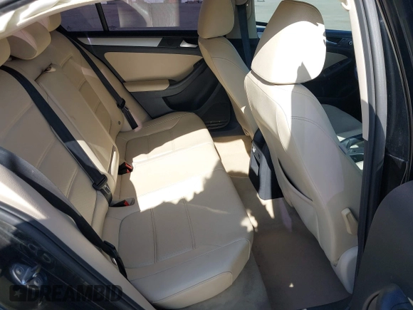 2014 Volkswagen Jetta SE z VIN 3VWD17AJ4EM419839, wystawiony jako IAAI lot #41994141 z przebiegiem 102 068 mil mil oraz . Historia ofert i sprzedaży dostępna na DreamBid. Obrazek 8.