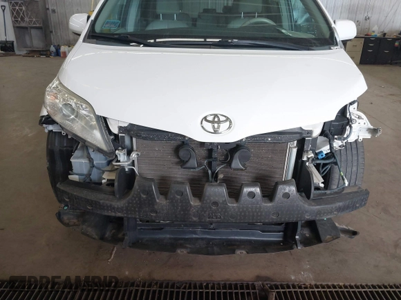 2012 Toyota Sienna XLE AAS z VIN 5TDYK3DC2CS196897, wystawiony jako IAAI lot #41762345 z przebiegiem 183 188 mil mil oraz . Historia ofert i sprzedaży dostępna na DreamBid. Obrazek 6.
