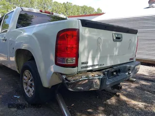 2008 GMC Sierra 1500 SLE1 z VIN 2GTEC130481114324, wystawiony jako IAAI lot #42279209 z przebiegiem 213 978 mil mil oraz . Historia ofert i sprzedaży dostępna na DreamBid. Obrazek 6.