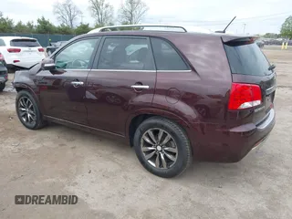 2013 Kia Sorento SX z VIN 5XYKW4A2XDG311577, wystawiony jako IAAI lot #42210698 z przebiegiem 152 599 mil mil oraz . Historia ofert i sprzedaży dostępna na DreamBid. Obrazek 3.