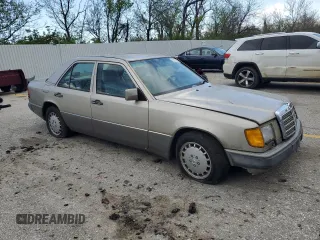 1992 Mercedes-Benz 300 with VIN WDBEA30E0NB570638, listed as a Copart auction lot 52357325 with 122,782 mi miles and Clean Title. Bid and sale history available at DreamBid. Image 4.