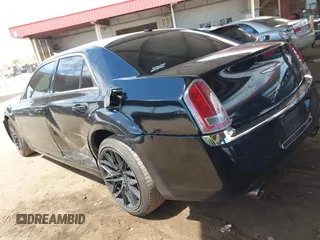 2013 Chrysler 300 S z VIN 2C3CCABG0DH506468, wystawiony jako IAAI lot #42050252 z przebiegiem 145 467 mil mil oraz . Historia ofert i sprzedaży dostępna na DreamBid. Obrazek 3.