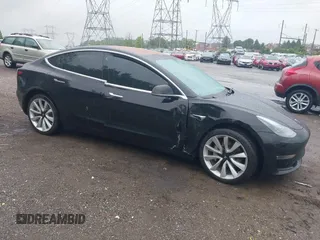 2018 Tesla Model 3 Long Range Battery z VIN 5YJ3E1EB1JF170479, wystawiony jako IAAI lot #42290687 z przebiegiem 69 495 mil mil oraz . Historia ofert i sprzedaży dostępna na DreamBid. Obrazek 1.