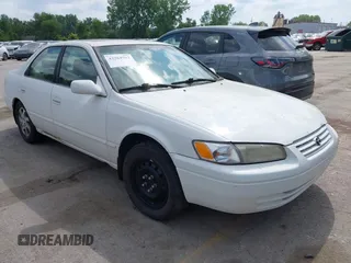 1997 Toyota Camry LE z VIN 4T1BF22K9VU907665, wystawiony jako IAAI lot #42264583 z przebiegiem 215 162 mil mil oraz . Historia ofert i sprzedaży dostępna na DreamBid. Obrazek 1.