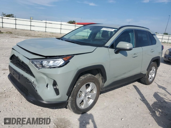 2020 Toyota RAV4 XLE z VIN 2T3P1RFV3LC095206, wystawiony jako Copart lot #61994415 z przebiegiem 57 698 mil mil oraz Szkoda całkowita • Salvage title. Historia ofert i sprzedaży dostępna na DreamBid. Obrazek 1.