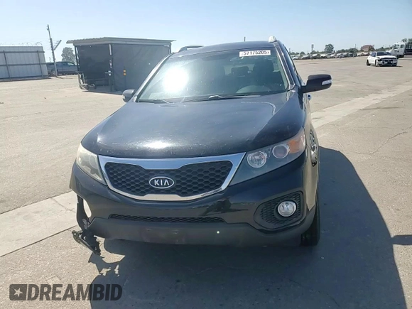 2013 Kia Sorento LX z VIN 5XYKT3A6XDG413614, wystawiony jako Copart lot #57175205 z przebiegiem 152 086 mil mil oraz Szkoda całkowita • Salvage title. Historia ofert i sprzedaży dostępna na DreamBid. Obrazek 14.