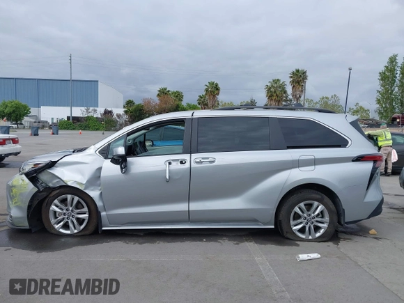 2022 Toyota Sienna XLE z VIN 5TDJRKEC8NS135921, wystawiony jako IAAI lot #42124395 z przebiegiem 39 611 mil mil oraz . Historia ofert i sprzedaży dostępna na DreamBid. Obrazek 14.