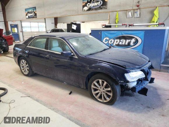 2017 Chrysler 300 Limited z VIN 2C3CCARG3HH622016, wystawiony jako Copart lot #49293935 z przebiegiem Nie podano mil oraz Szkoda całkowita • Salvage title. Historia ofert i sprzedaży dostępna na DreamBid. Obrazek 4.