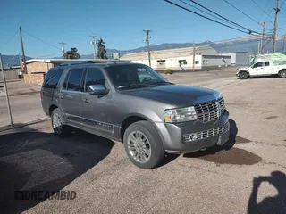 2010 Lincoln Navigator z VIN 5LMJJ2J50AEJ08834, wystawiony jako Copart lot #60620705 z przebiegiem 67 756 mil mil oraz Czysty tytuł • Clean title. Historia ofert i sprzedaży dostępna na DreamBid. Obrazek 1.