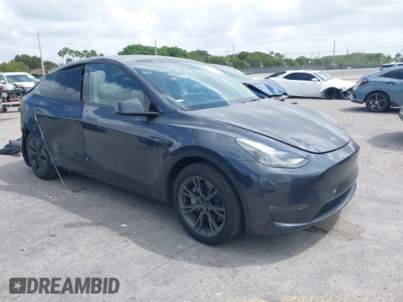 2024 Tesla Model Y Long Range with VIN 7SAYGDEE2RA318579, listed as a IAAI auction lot 41911015 with 9,277 mi miles. Bid and sale history available at carsss.com. Image 1.