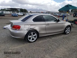 2013 BMW 1 Series 128i z VIN WBAUP9C59DVS94870, wystawiony jako Copart lot #80990614 z przebiegiem 111 331 mil mil oraz Szkoda całkowita • Salvage title. Historia ofert i sprzedaży dostępna na DreamBid. Obrazek 3.