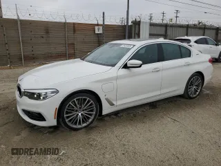 2018 BMW 5 Series 530e z VIN WBAJA9C51JG623288, wystawiony jako Copart lot #52422925 z przebiegiem 137 612 mil mil oraz Czysty tytuł • Clean title. Historia ofert i sprzedaży dostępna na DreamBid. Obrazek 1.