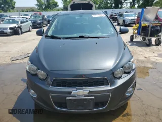 2014 Chevrolet Sonic LTZ z VIN 1G1JE6SB5E4241777, wystawiony jako Copart lot #60117705 z przebiegiem 139 287 mil mil oraz Czysty tytuł • Clean title. Historia ofert i sprzedaży dostępna na DreamBid. Obrazek 5.