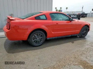 2005 Ford Mustang Deluxe z VIN 1ZVFT80N955154676, wystawiony jako Copart lot #61267825 z przebiegiem 191 439 mil mil oraz Czysty tytuł • Clean title. Historia ofert i sprzedaży dostępna na DreamBid. Obrazek 3.