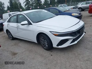 2024 Hyundai Elantra SEL z VIN KMHLM4DG6RU697014, wystawiony jako IAAI lot #42441346 z przebiegiem 28 771 mil mil oraz . Historia ofert i sprzedaży dostępna na DreamBid. Obrazek 1.