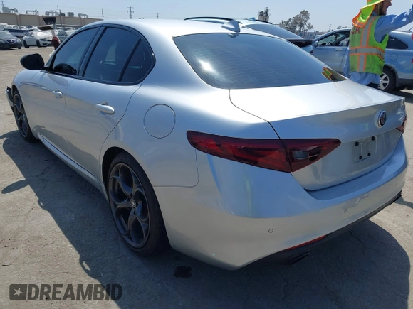 2019 Alfa Romeo Giulia z VIN ZARFAMAN7K7609854, wystawiony jako IAAI lot #42086641 z przebiegiem 45 398 mil mil oraz . Historia ofert i sprzedaży dostępna na DreamBid. Obrazek 3.