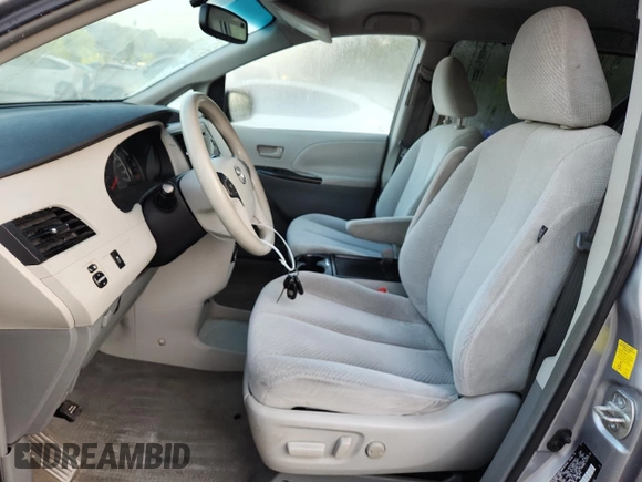 2011 Toyota Sienna LE AAS z VIN 5TDKK3DC1BS013087, wystawiony jako Copart lot #61815185 z przebiegiem 148 554 mil mil oraz Czysty tytuł • Clean title. Historia ofert i sprzedaży dostępna na DreamBid. Obrazek 7.