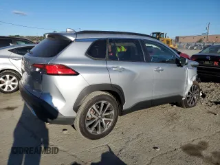 2022 Toyota Corolla Cross XLE z VIN 7MUDAABG2NV043649, wystawiony jako Copart lot #76577044 z przebiegiem 9 495 mil mil oraz Szkoda całkowita • Salvage title. Historia ofert i sprzedaży dostępna na DreamBid. Obrazek 3.
