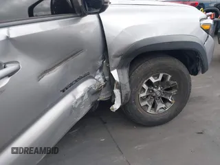 2020 Toyota Tacoma SR5 z VIN 3TMCZ5AN6LM288974, wystawiony jako IAAI lot #42185181 z przebiegiem 94 759 mil mil oraz . Historia ofert i sprzedaży dostępna na DreamBid. Obrazek 6.