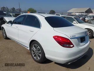 2017 Mercedes-Benz C 300 с VIN 55SWF4JB6HU188700, выставлен на аукционе IAAI как лот 42390502 с пробегом 105 653 миль миль и . История ставок и продаж доступна на DreamBid. Изображение 3.