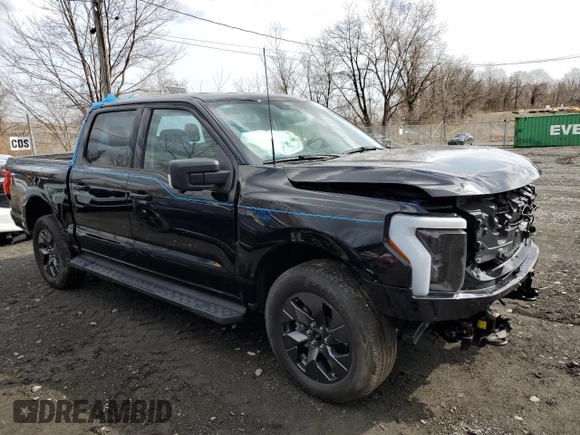 2024 Ford F-150 Lightning Flash z VIN 1FT6W3L78RWG03307, wystawiony jako Copart lot #58934425 z przebiegiem 3621 mil mil oraz Szkody całkowita. Historia ofert i sprzedaży dostępna na DreamBid. Obrazek 4.