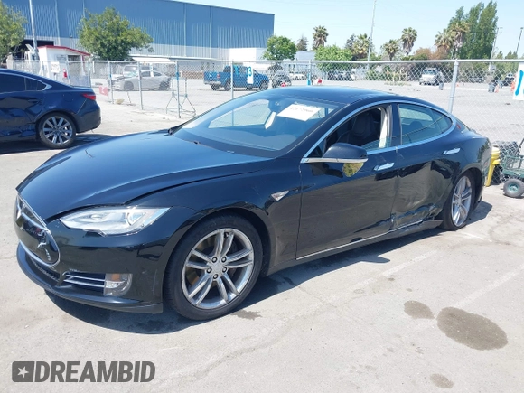 2013 Tesla Model S Performance z VIN 5YJSA1CP6DFP08779, wystawiony jako IAAI lot #42172960 z przebiegiem 136 450 mil mil oraz . Historia ofert i sprzedaży dostępna na DreamBid. Obrazek 17.