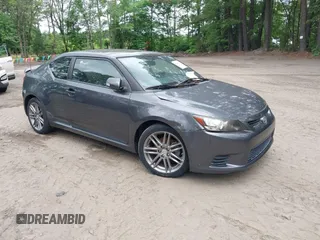 2012 Scion tC z VIN JTKJF5C76C3025487, wystawiony jako IAAI lot #42438152 z przebiegiem 132 691 mil mil oraz . Historia ofert i sprzedaży dostępna na DreamBid. Obrazek 1.